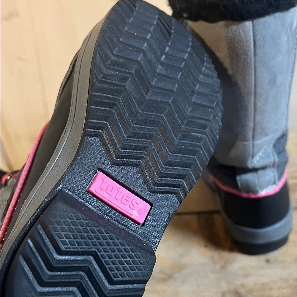 Girls size 12 Totes  Snow Boots - Black and Pink. Pink laces.